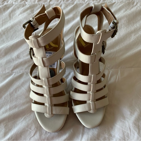 Report NWT Women’s Heels with ankle straps. White, Size 7 M, 4” heels, - Picture 3 of 6